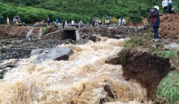 Mẹ cùng con trai 1 tuổi bị vùi giữa lớp đất đá trong mưa lũ